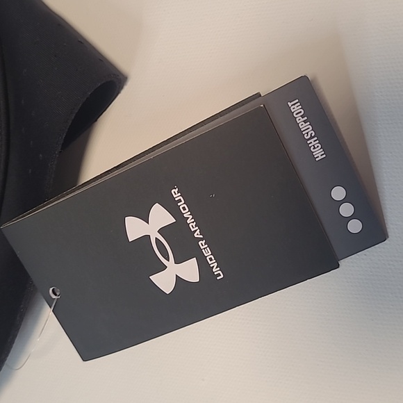 Under Armour Women's Sleek Black Sports Bra - Picture 3 of 5